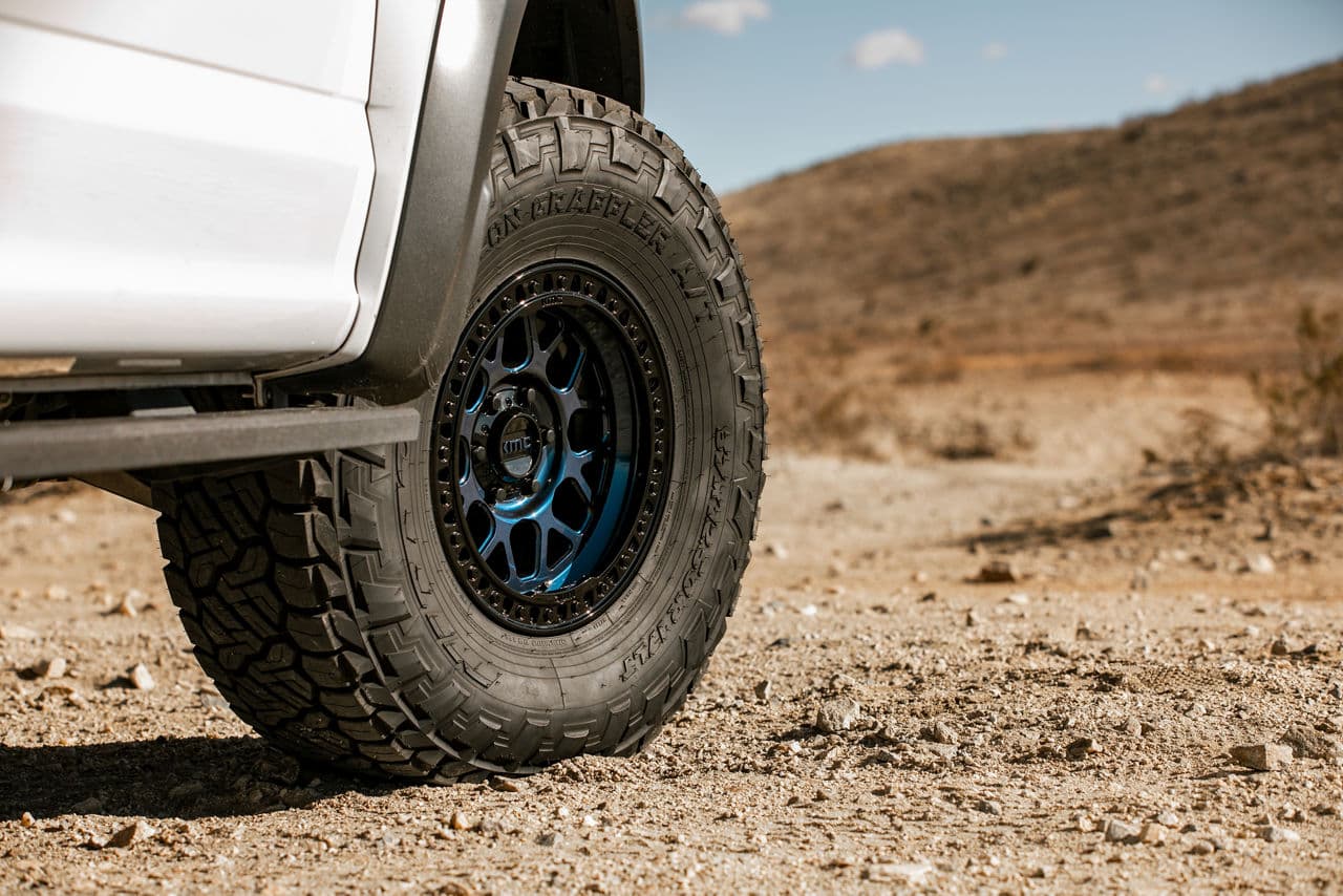 Side profile of 2019 Ford F150 Raptor with vehicle wraps