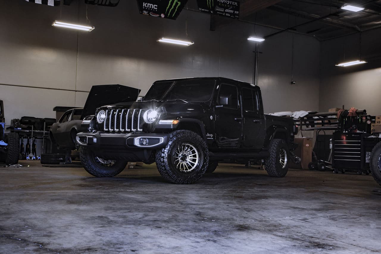 Front view of 2019 Jeep Gladiator Overland with truck suv wheels