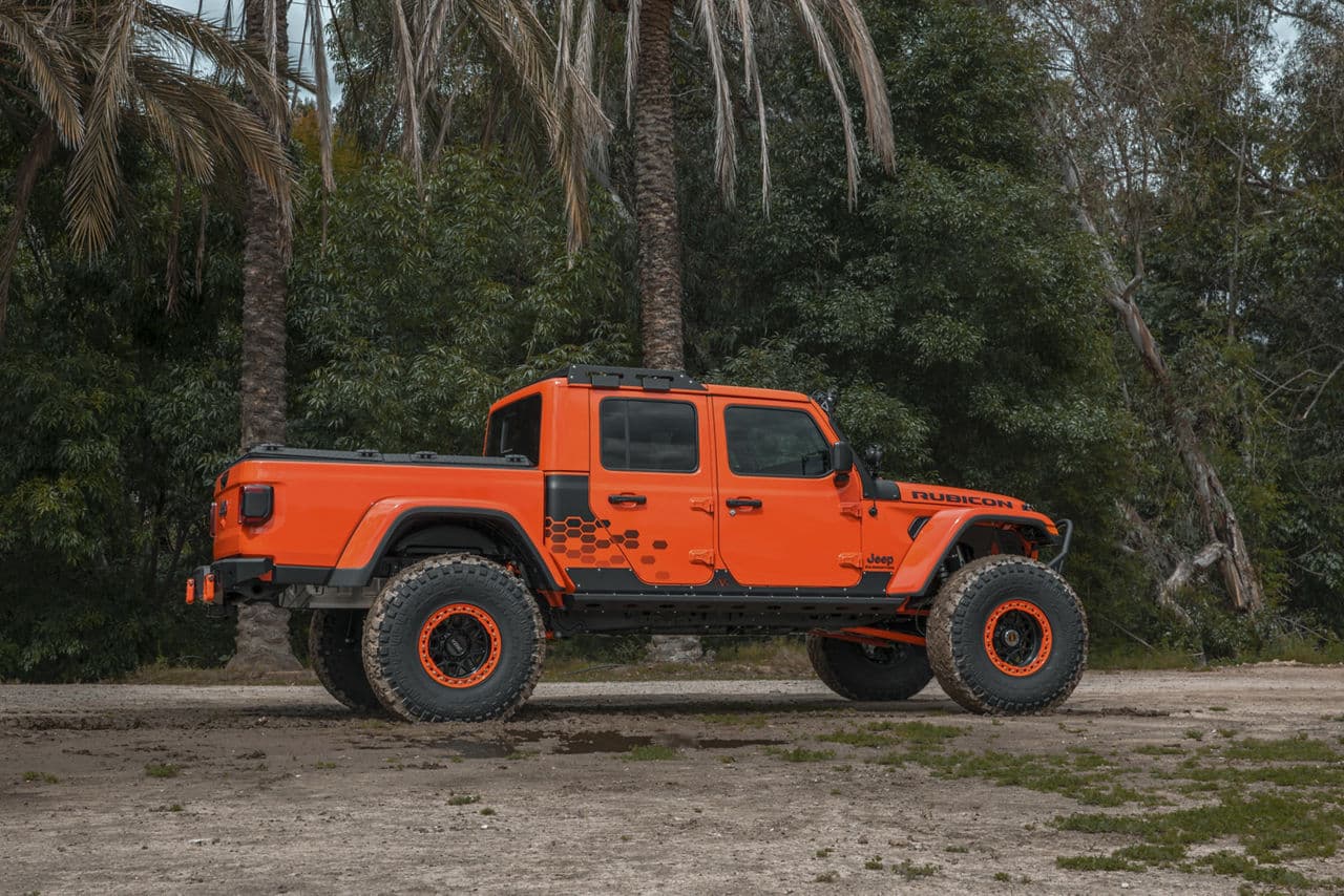 Side profile of 2019 Jeep Gladiator with wheels