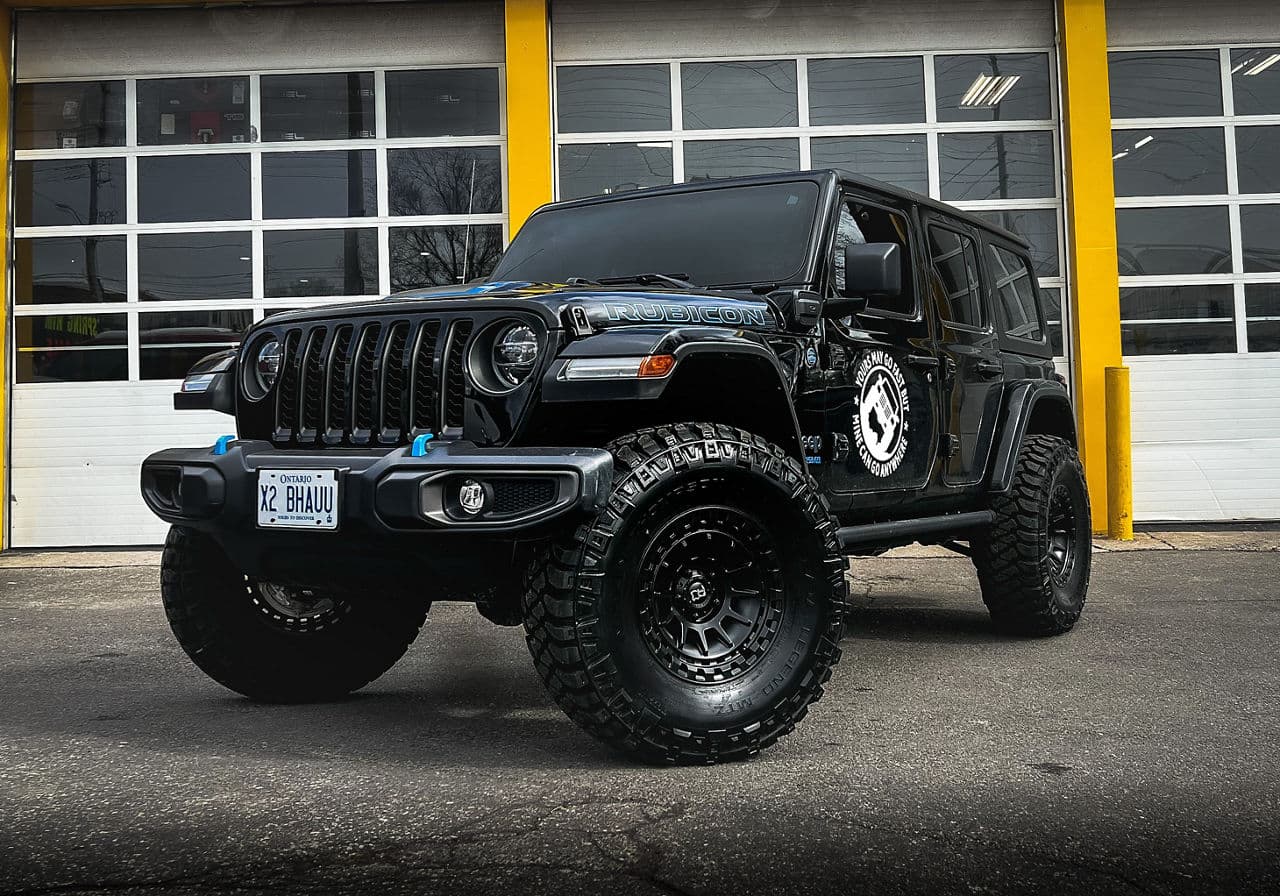 Side profile of 2019 Jeep Wrangler with wheels
