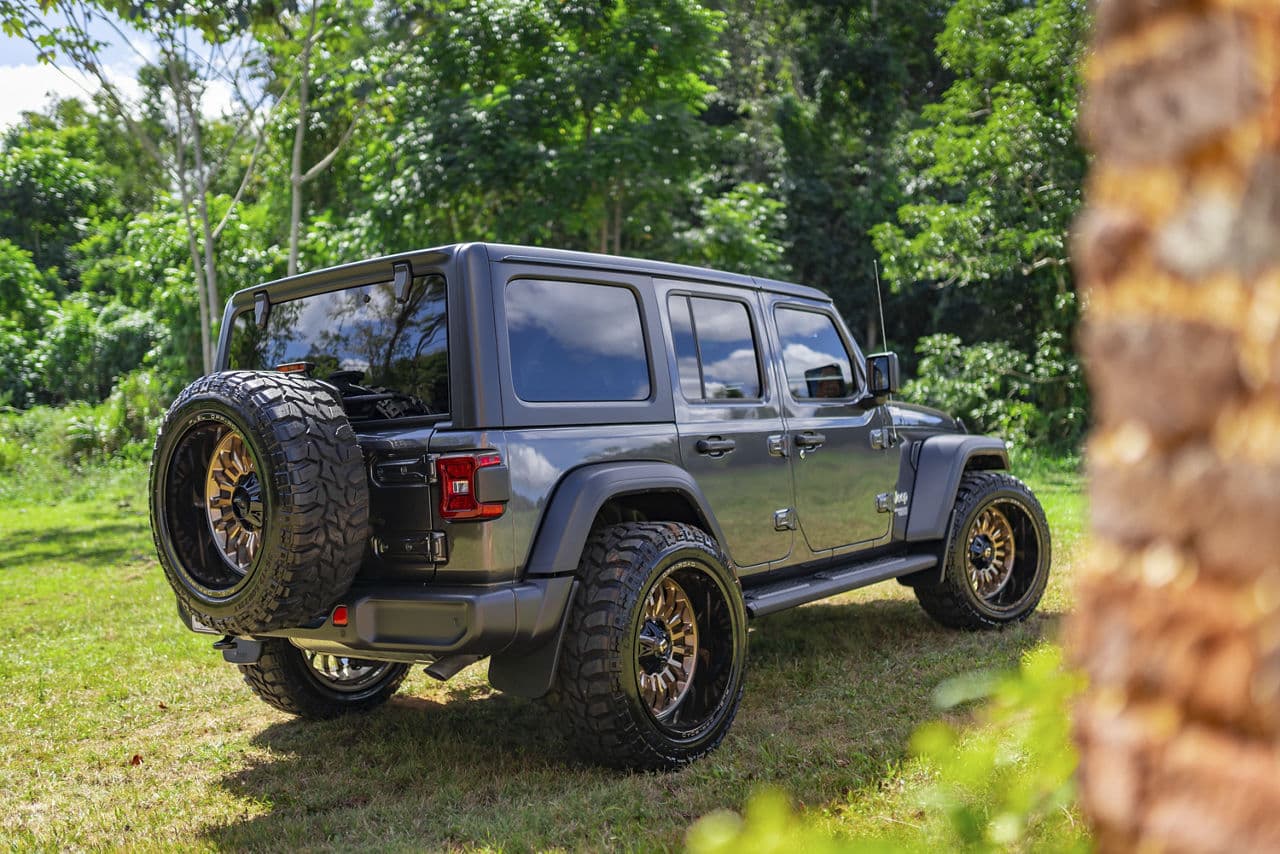 Side profile of 2019 Jeep Wrangler with wheels