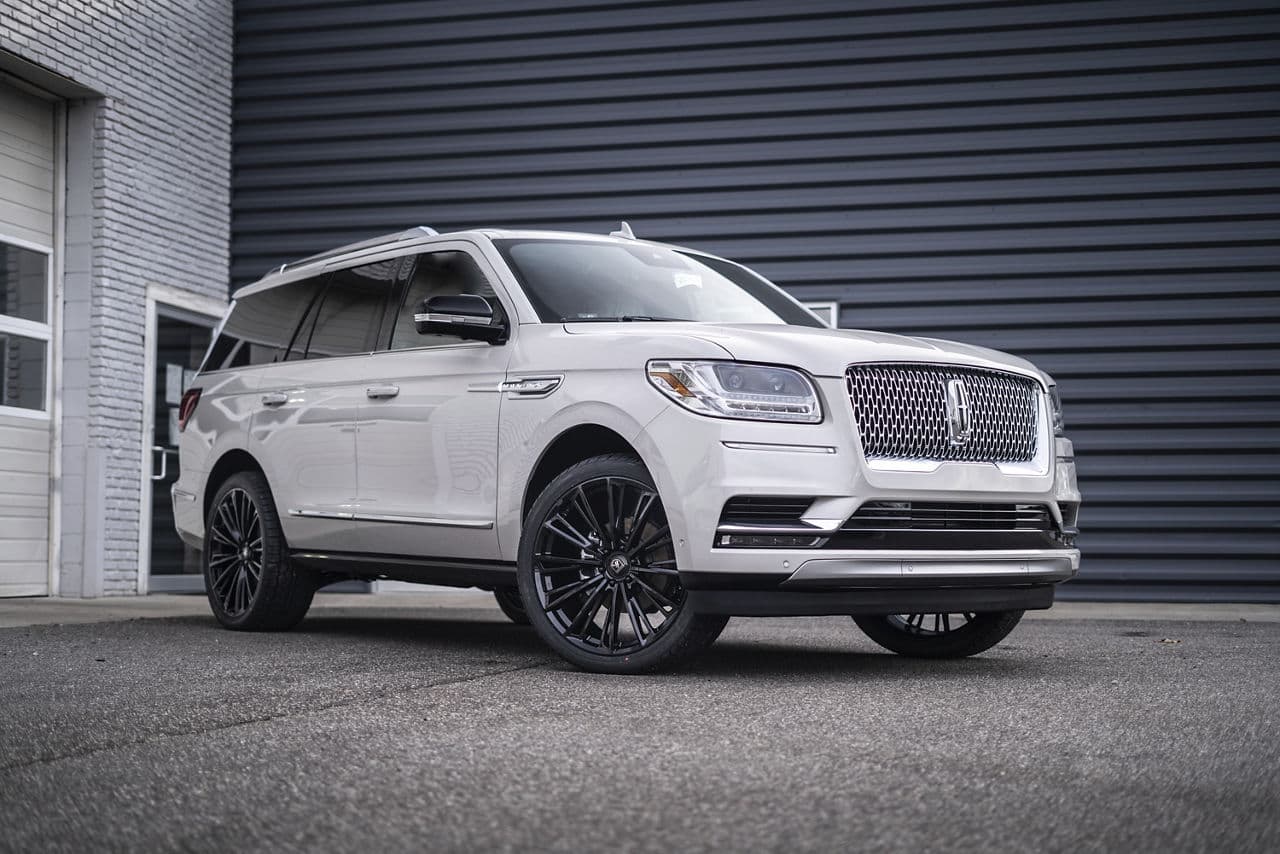 Front view of 2019 Lincoln Navigator with wheels