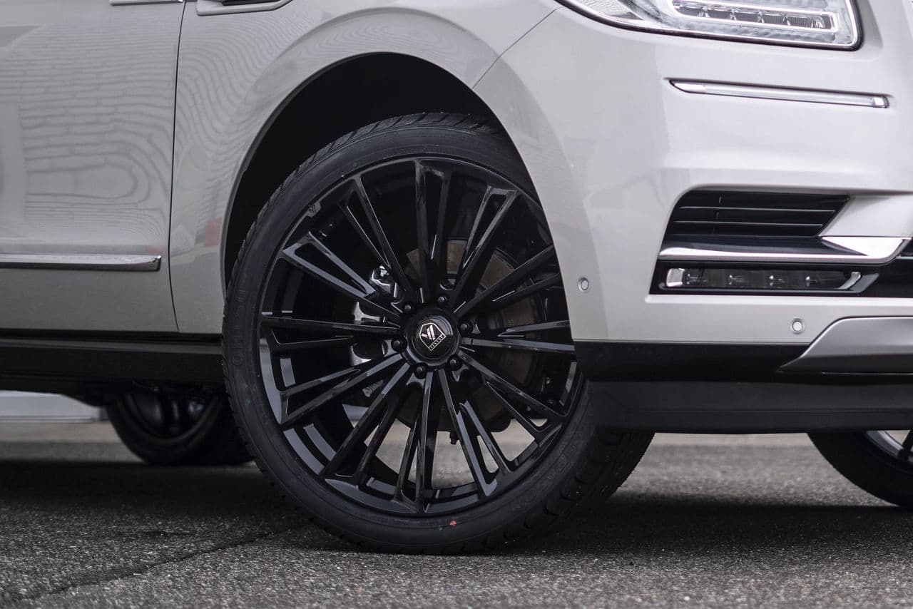 Side profile of 2019 Lincoln Navigator with wheels