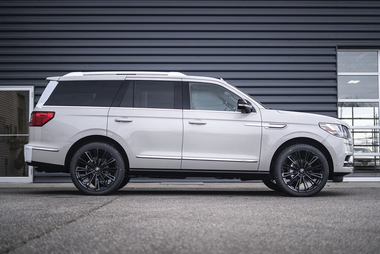Rear view of 2019 Lincoln Navigator with wheels