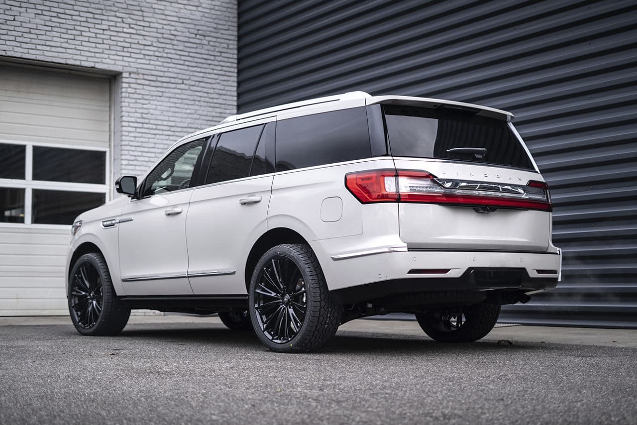 Interior of 2019 Lincoln Navigator with wheels