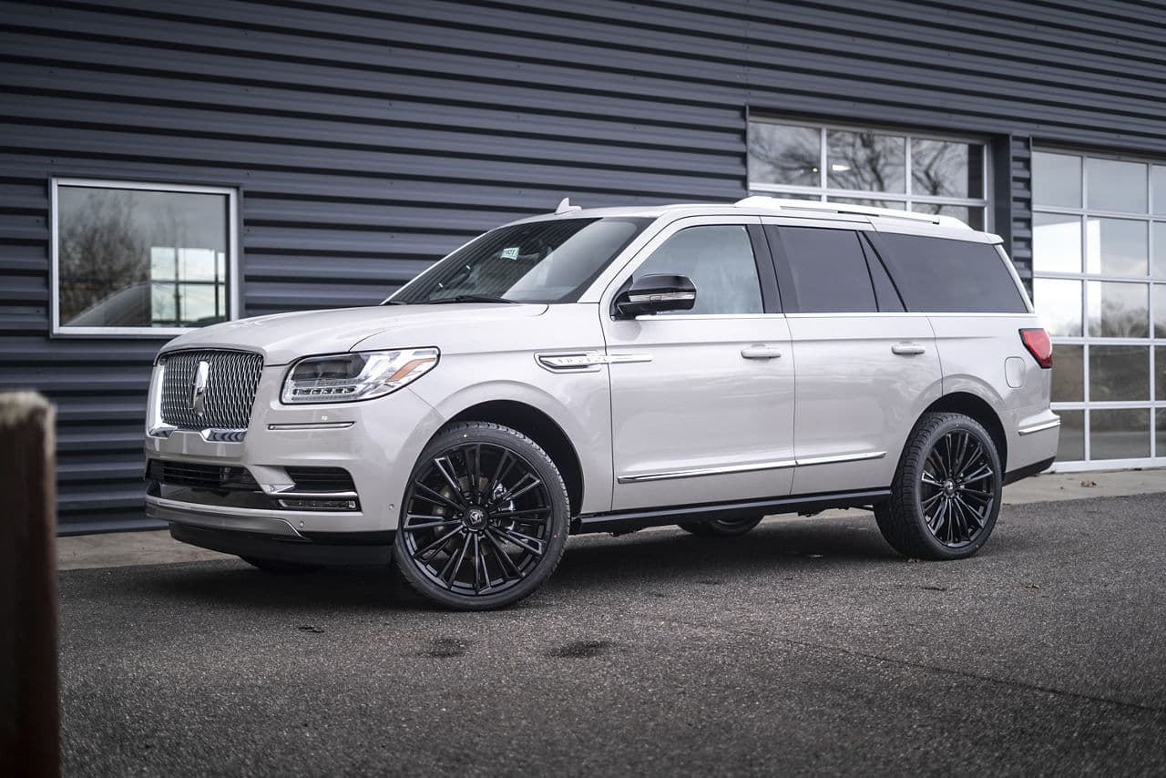 Detail view of 2019 Lincoln Navigator with wheels