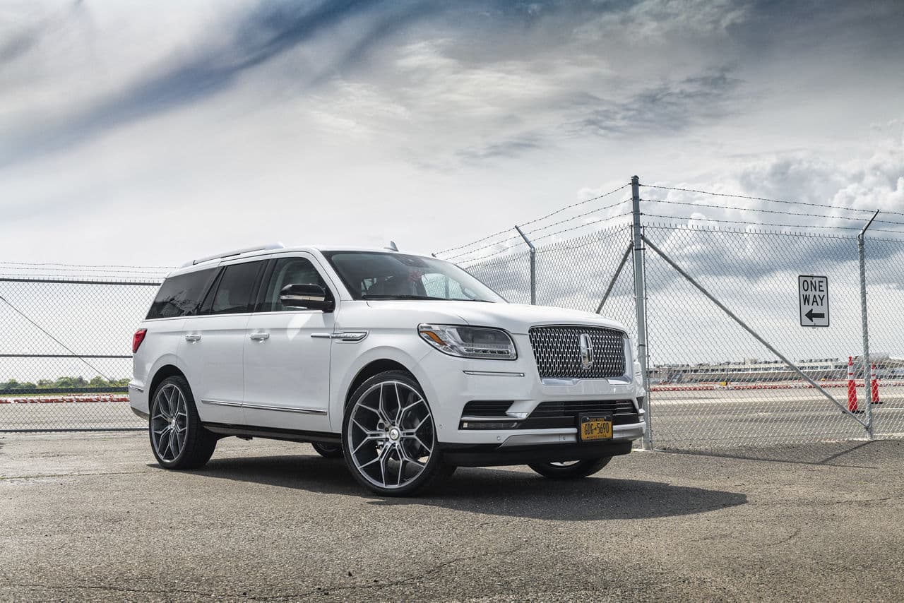 Front view of 2019 Lincoln Navigator with wheels
