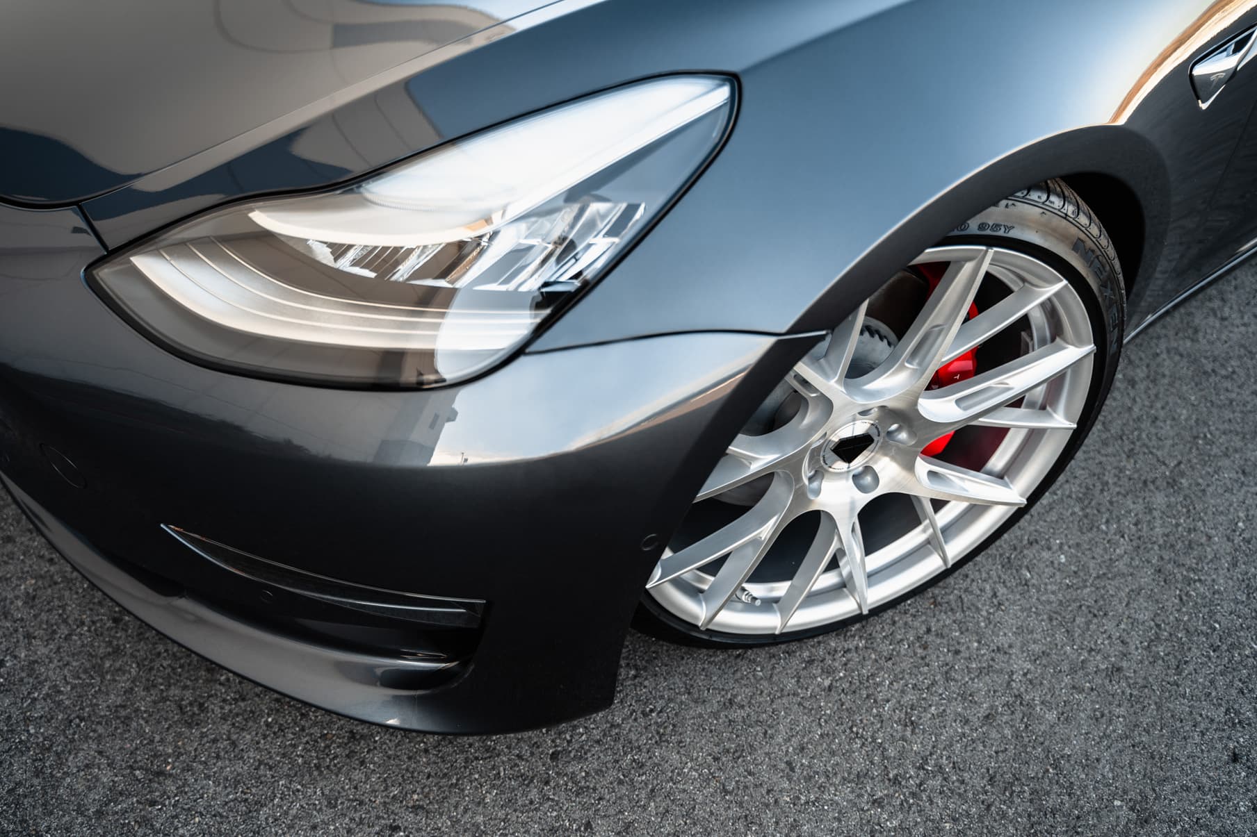 2019 Tesla Model 3 — wheels, interior