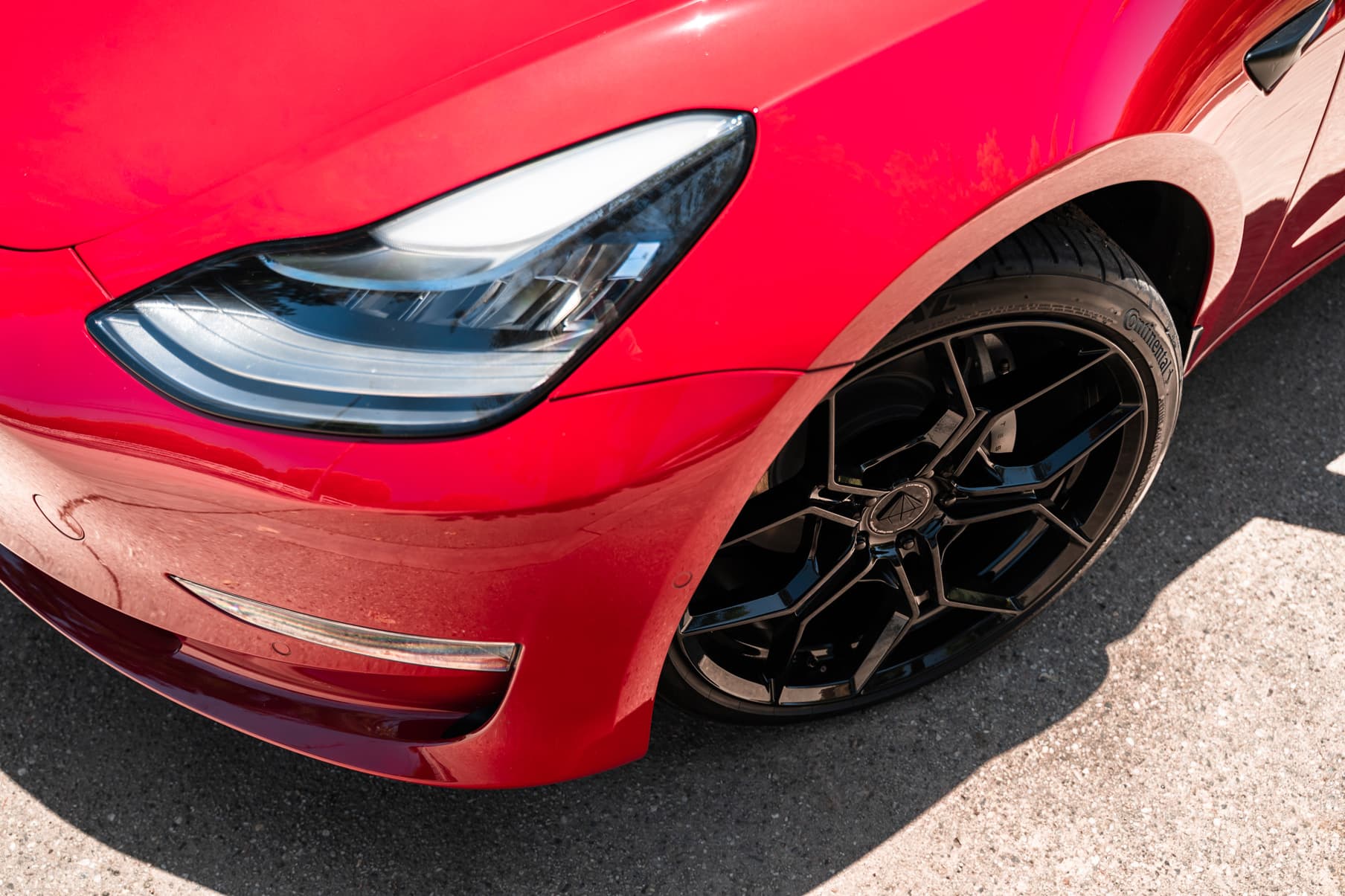 2019 Tesla Model 3 — wheels, rear view