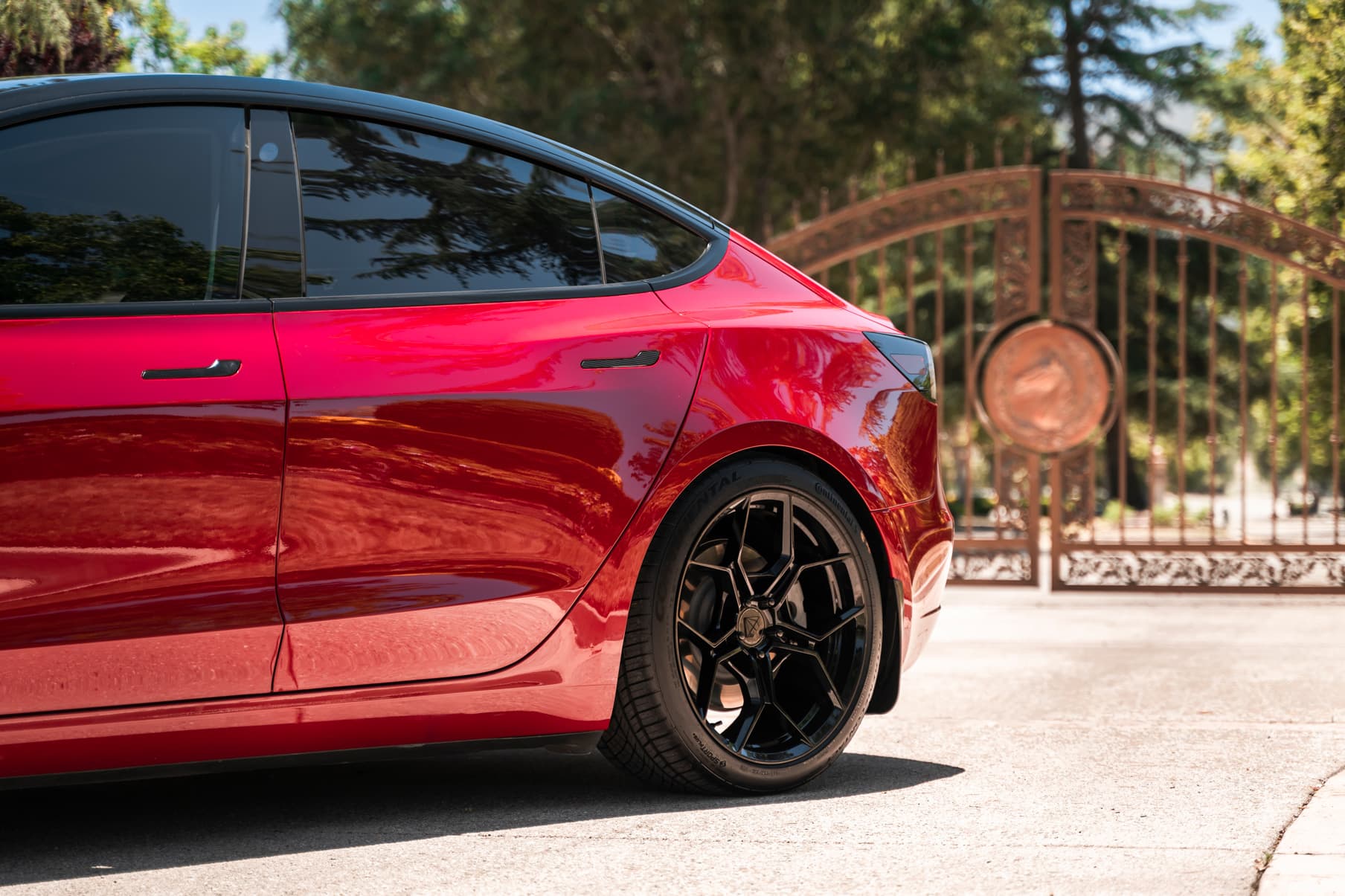 2019 Tesla Model 3 — wheels, interior