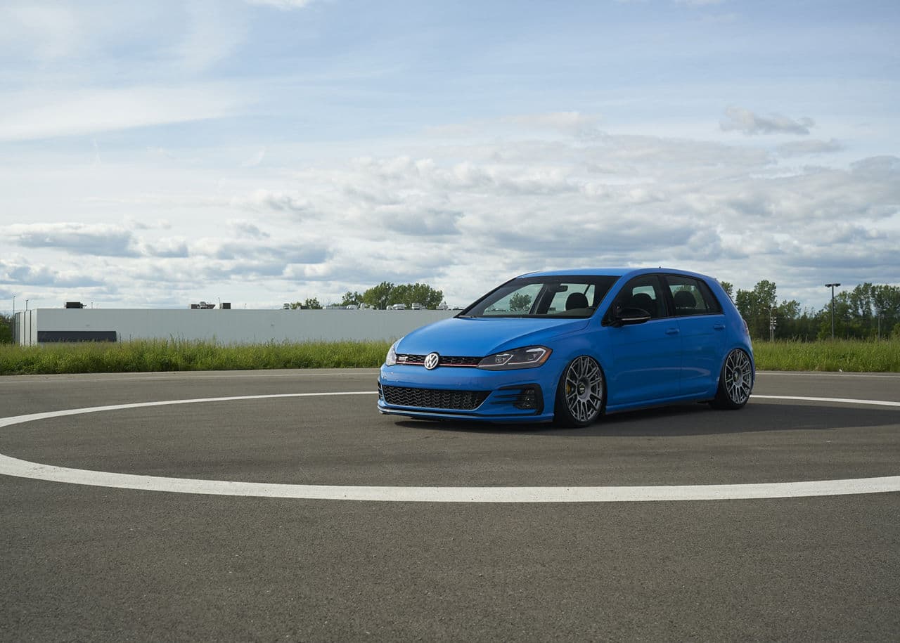 Front view of 2019 Volkswagen Golf with wheels