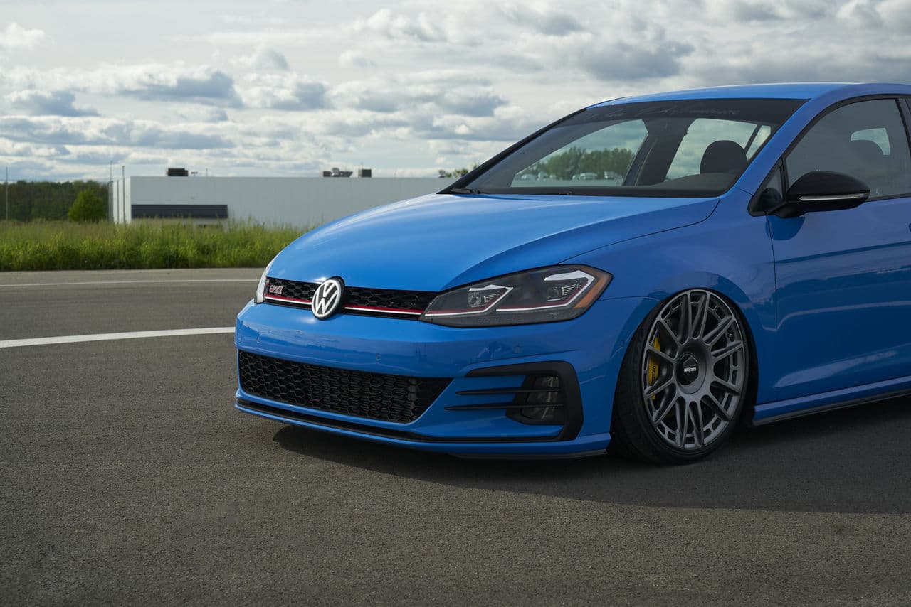 Side profile of 2019 Volkswagen Golf with wheels
