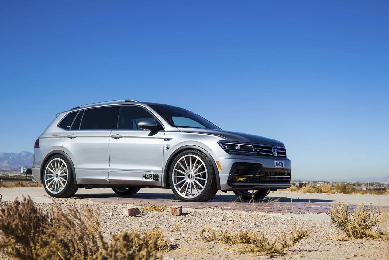 Front view of 2019 Volkswagen Tiguan with wheels