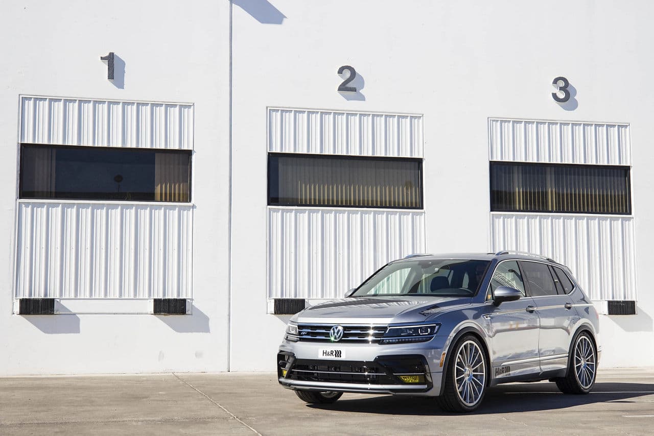 Side profile of 2019 Volkswagen Tiguan with wheels