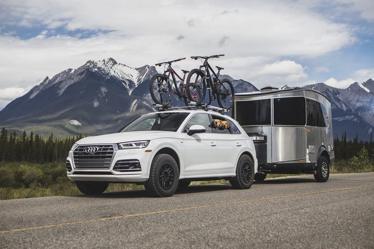 Front view of 2020 Audi Q5 with wheels