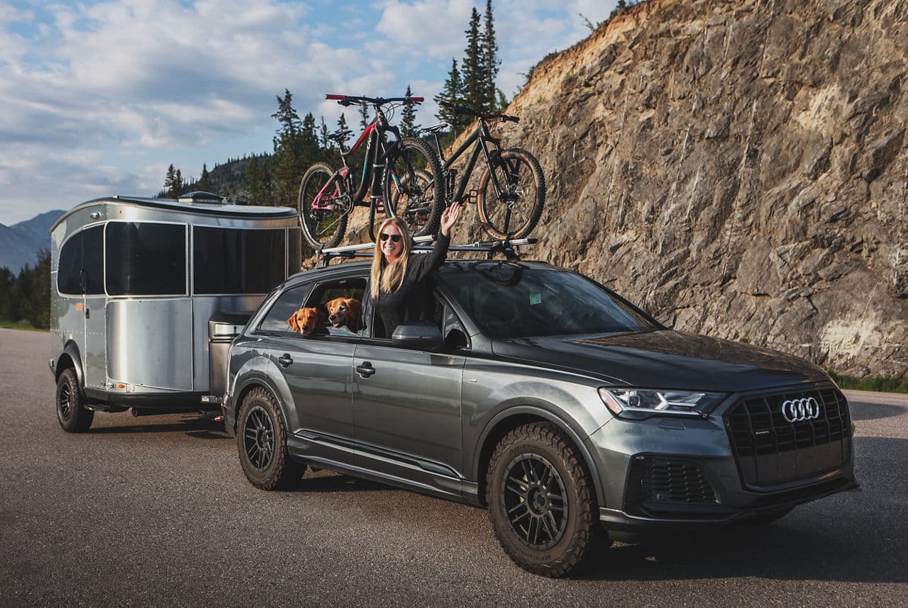 Front view of 2020 Audi Q7 with wheels