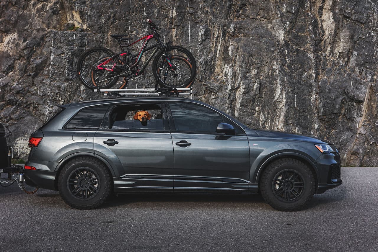 Side profile of 2020 Audi Q7 with wheels
