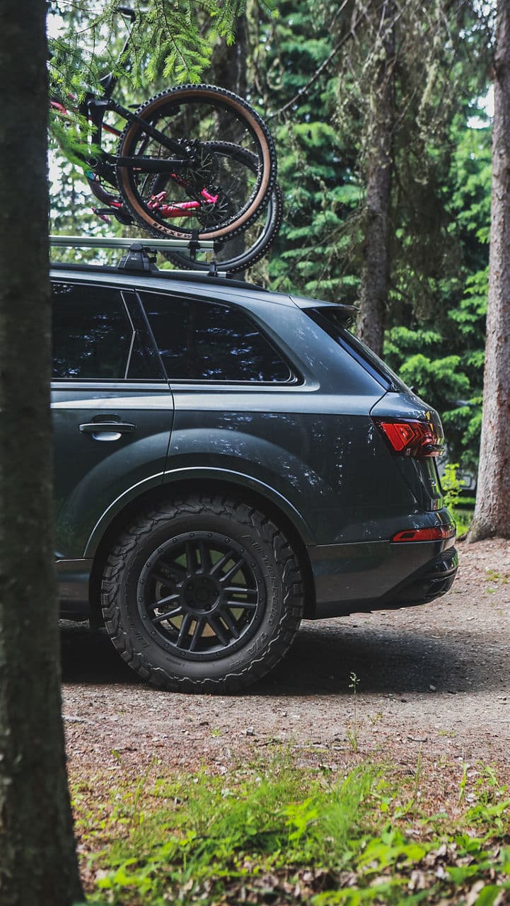 Detail view of 2020 Audi Q7 with wheels