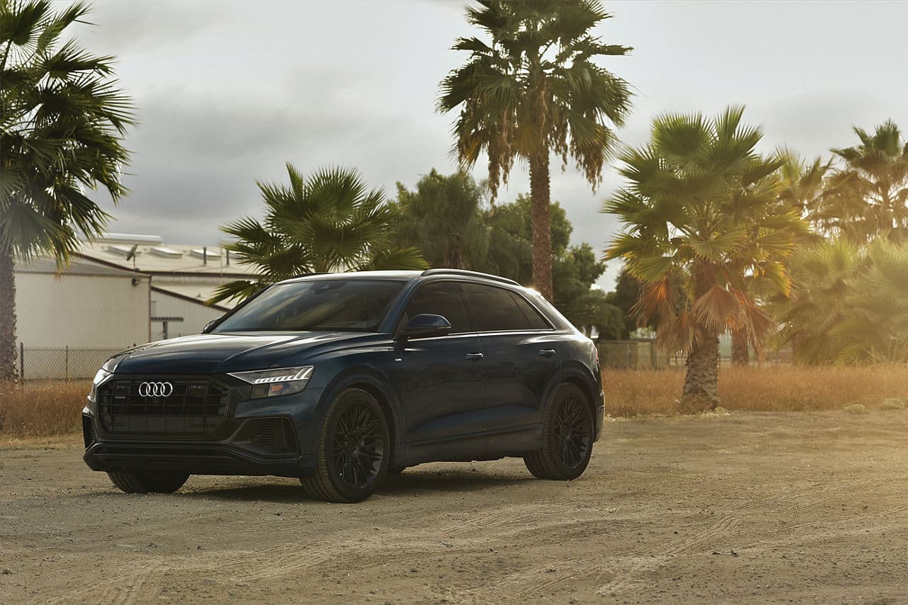 Front view of 2020 Audi Q8 with wheels