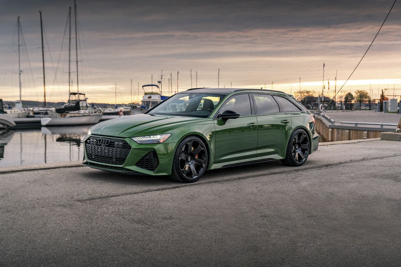 Side profile of 2020 Audi RS6 with wheels