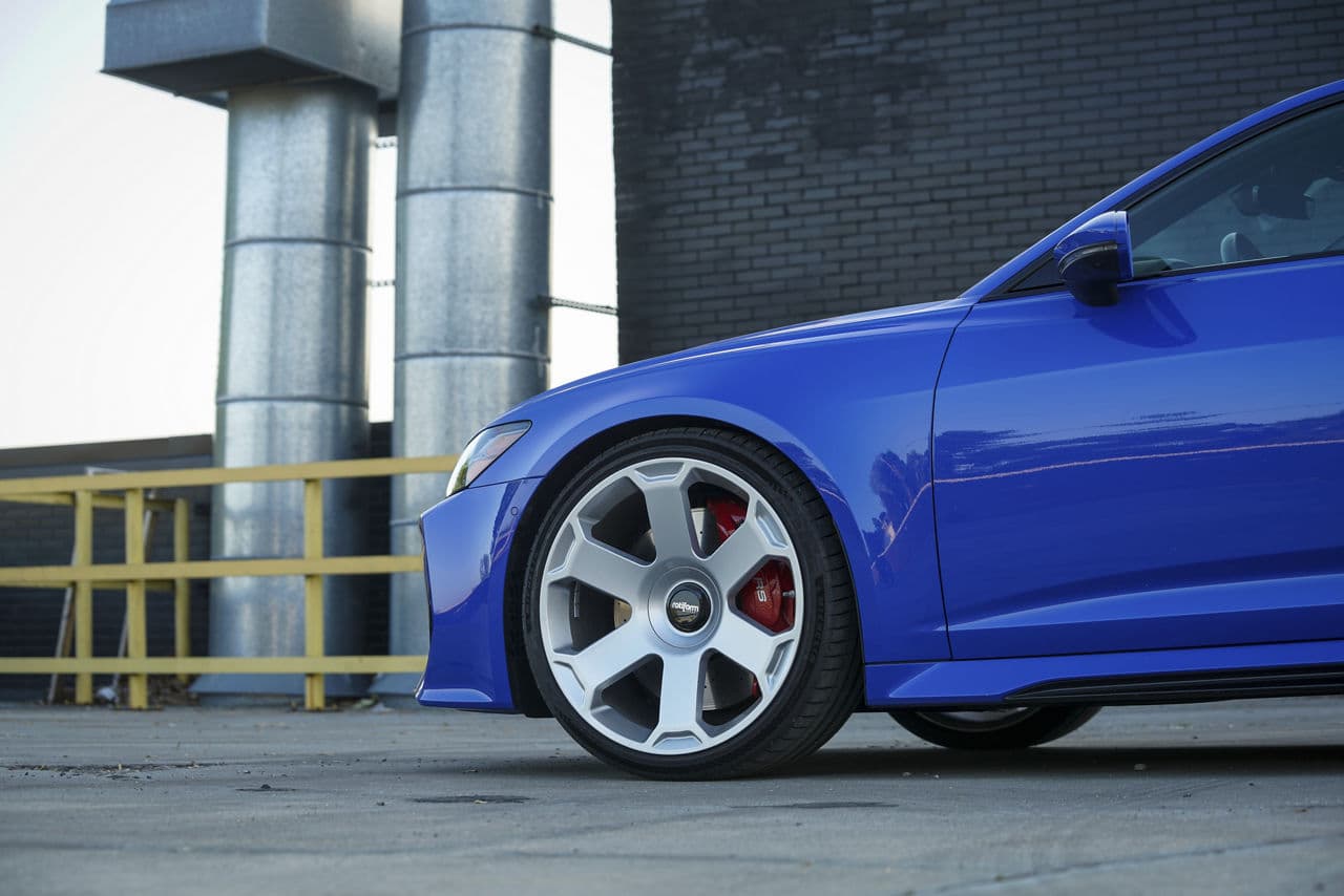 Side profile of 2020 Audi RS6 with wheels