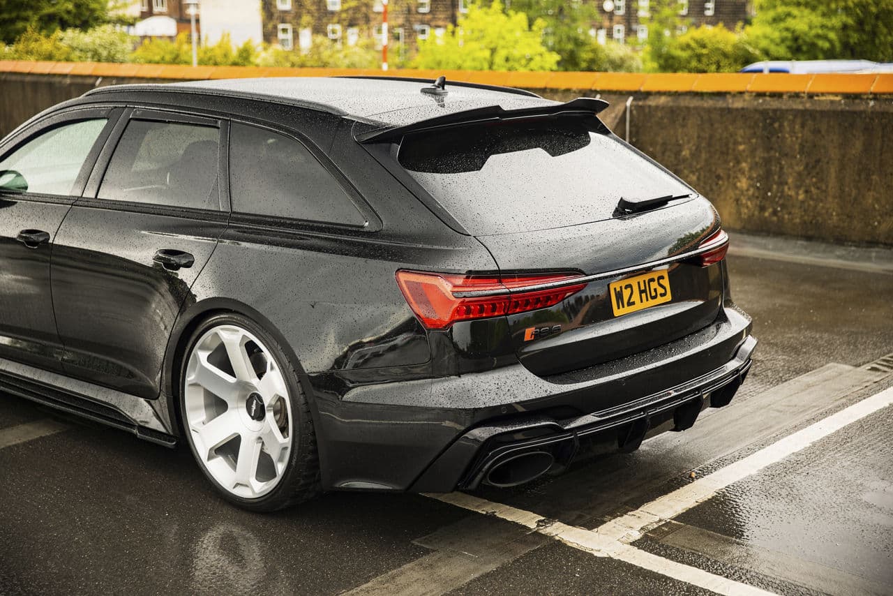 Side profile of 2020 Audi RS6 with wheels