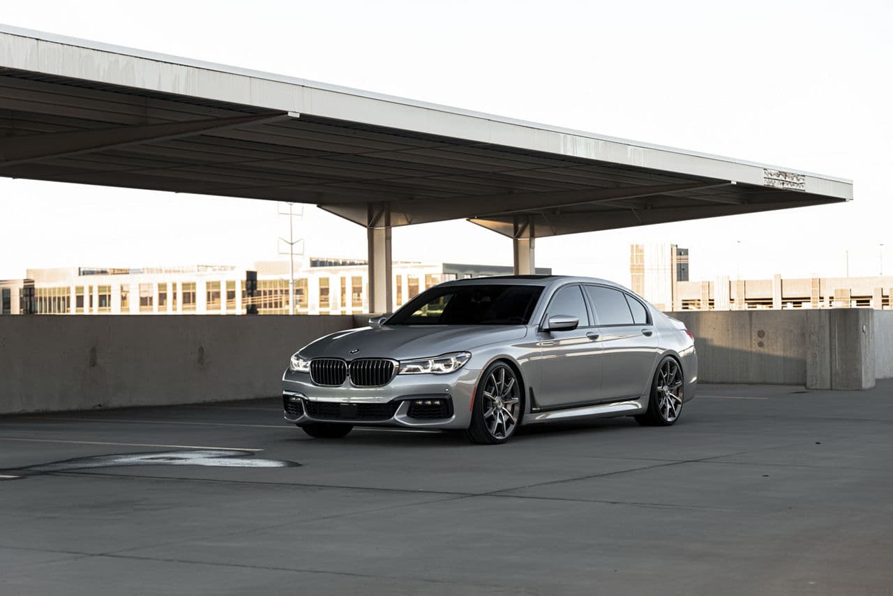 Side profile of 2020 BMW 7 Series with wheels