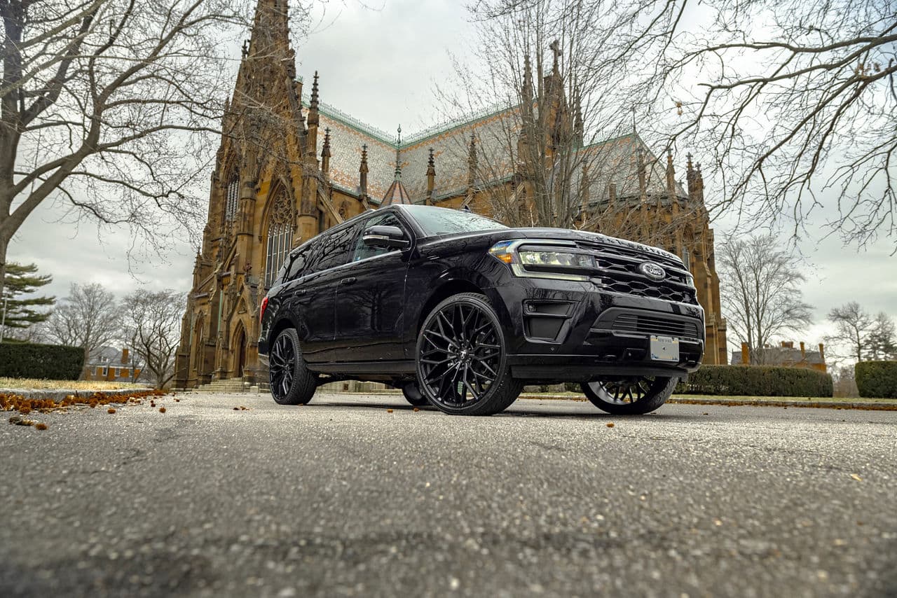 Side profile of 2020 Ford Expedition with wheels