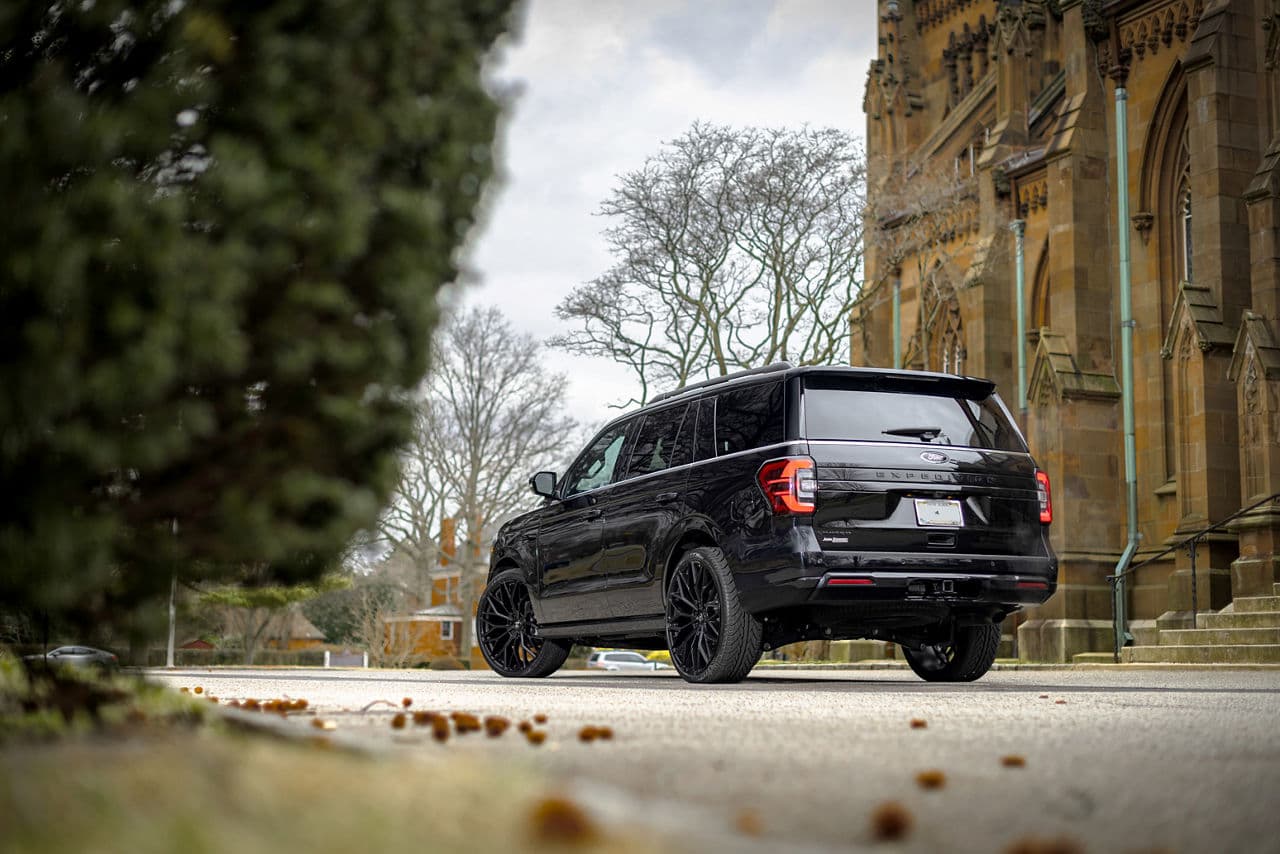 Detail view of 2020 Ford Expedition with wheels