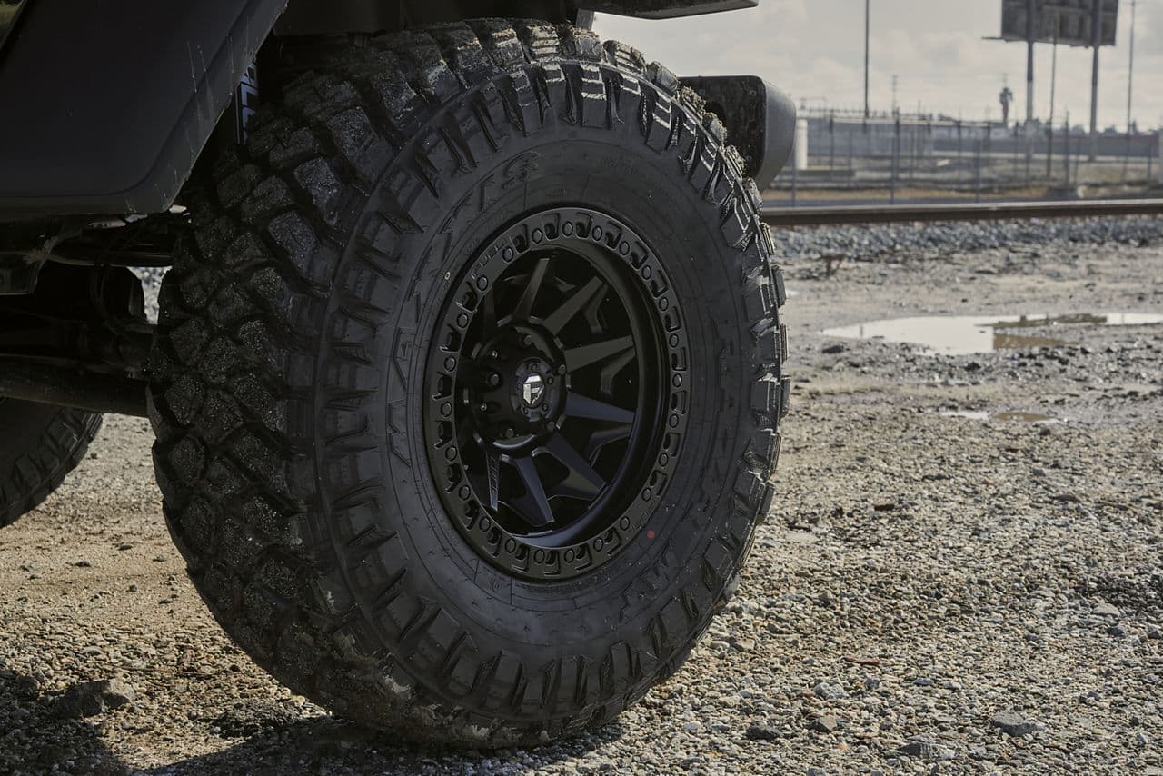 Detail view of 2020 Jeep Gladiator Sport with wheels
