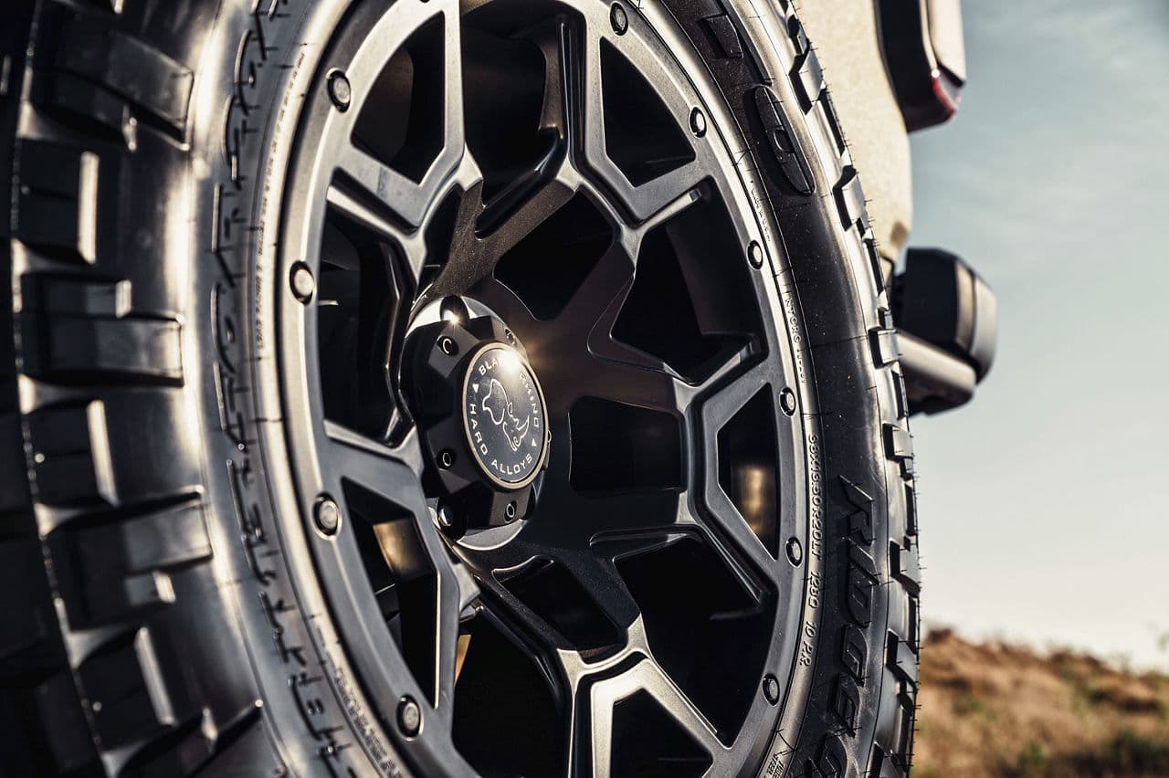 Side profile of 2020 Jeep Gladiator with wheels