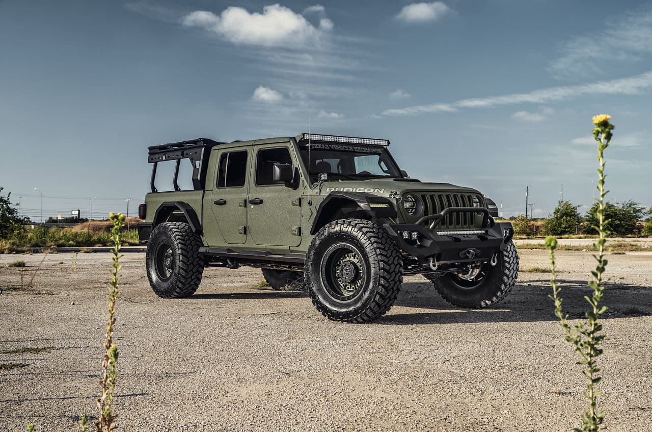 Side profile of 2020 Jeep Gladiator with wheels
