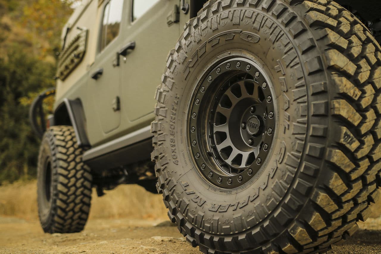 Side profile of 2020 Jeep Gladiator with wheels