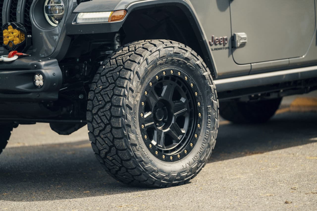 Side profile of 2020 Jeep Gladiator with wheels