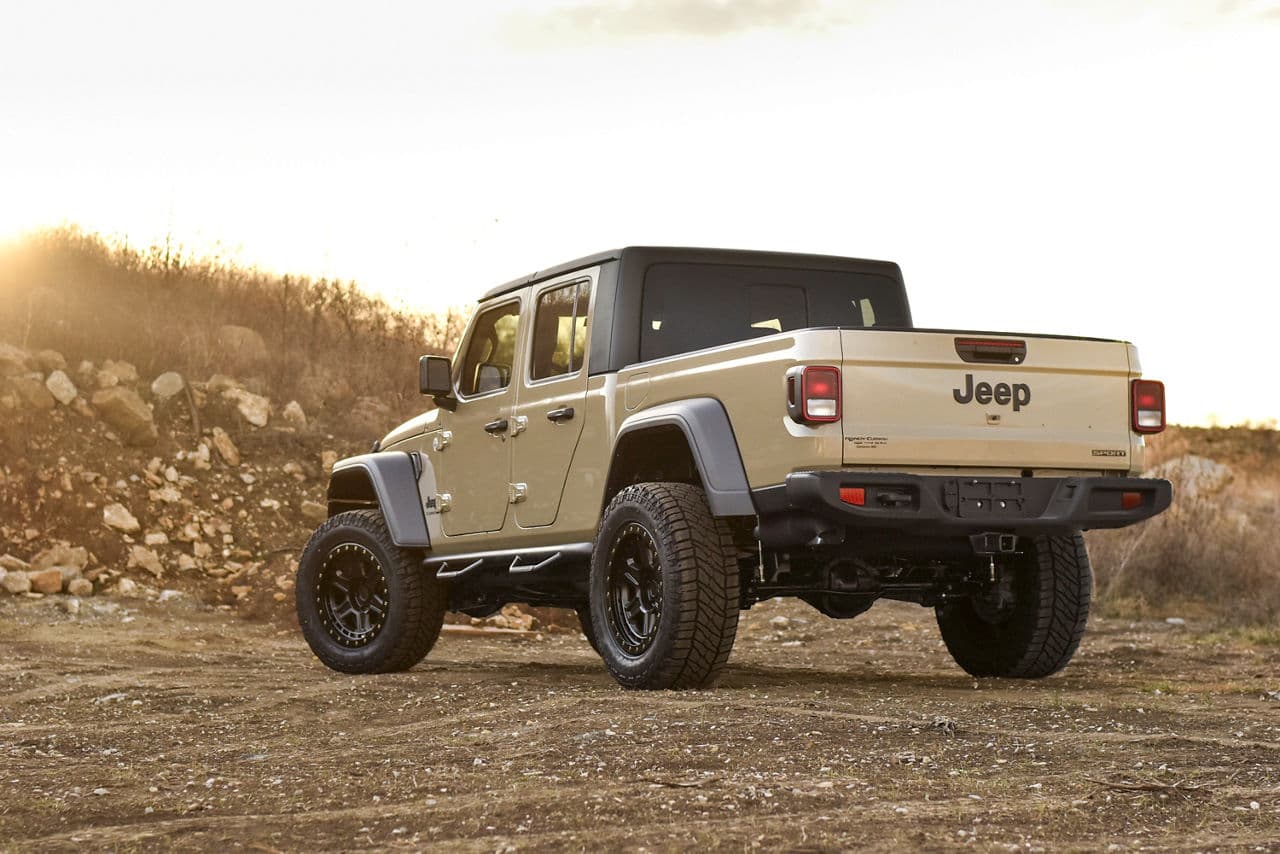 Side profile of 2020 Jeep Gladiator with wheels