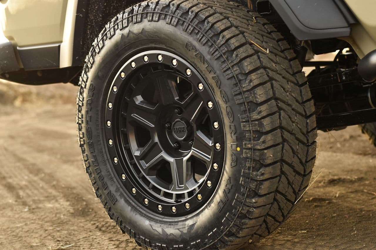 Detail view of 2020 Jeep Gladiator with wheels