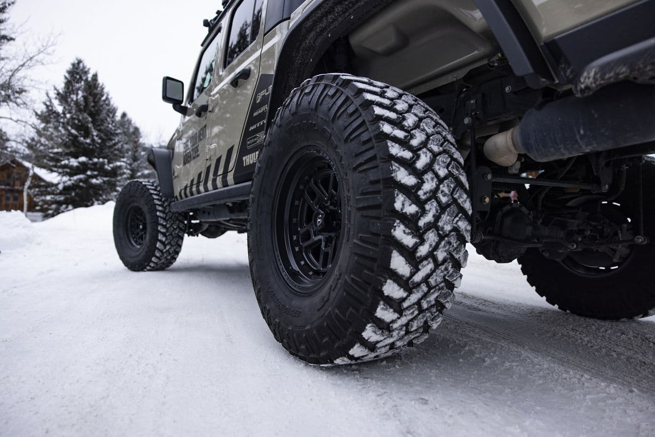 Side profile of 2020 Jeep Gladiator with wheels