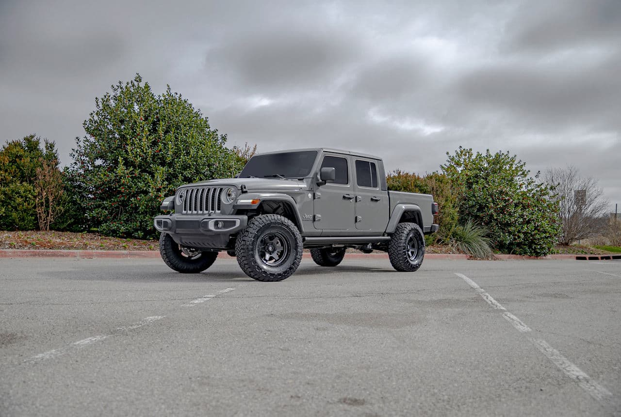 Side profile of 2020 Jeep Gladiator with wheels