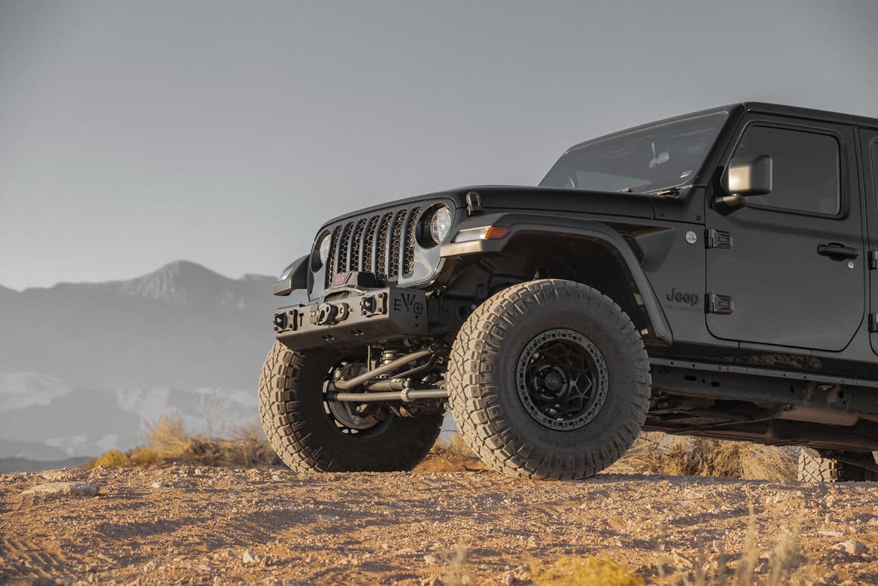 Side profile of 2020 Jeep Gladiator with wheels