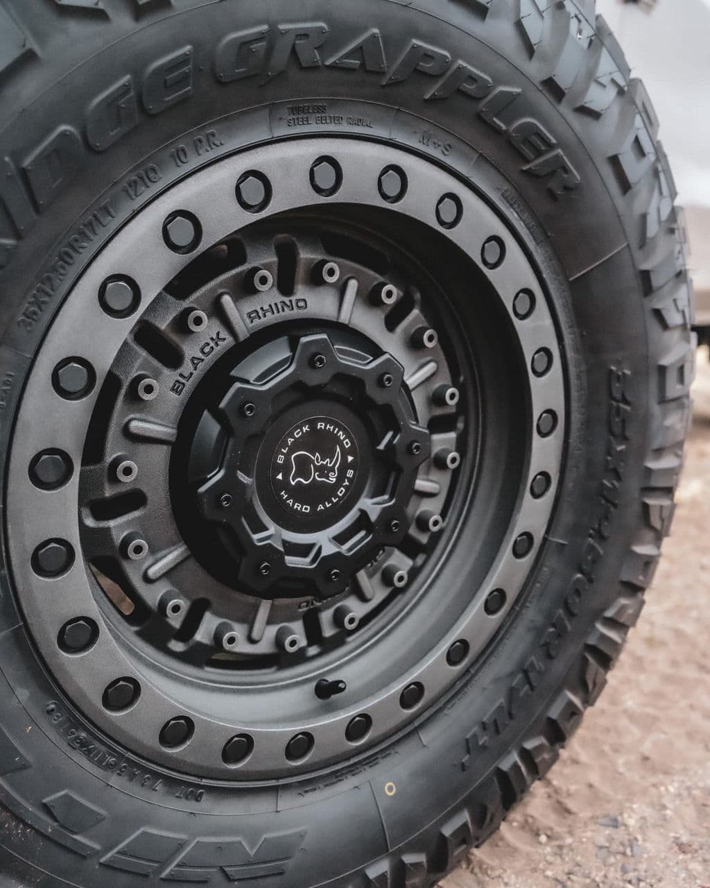 Side profile of 2020 Jeep Gladiator with wheels