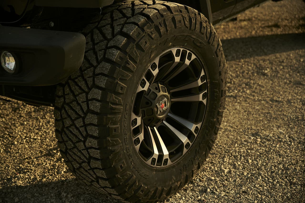 Side profile of 2020 Jeep Gladiator with wheels