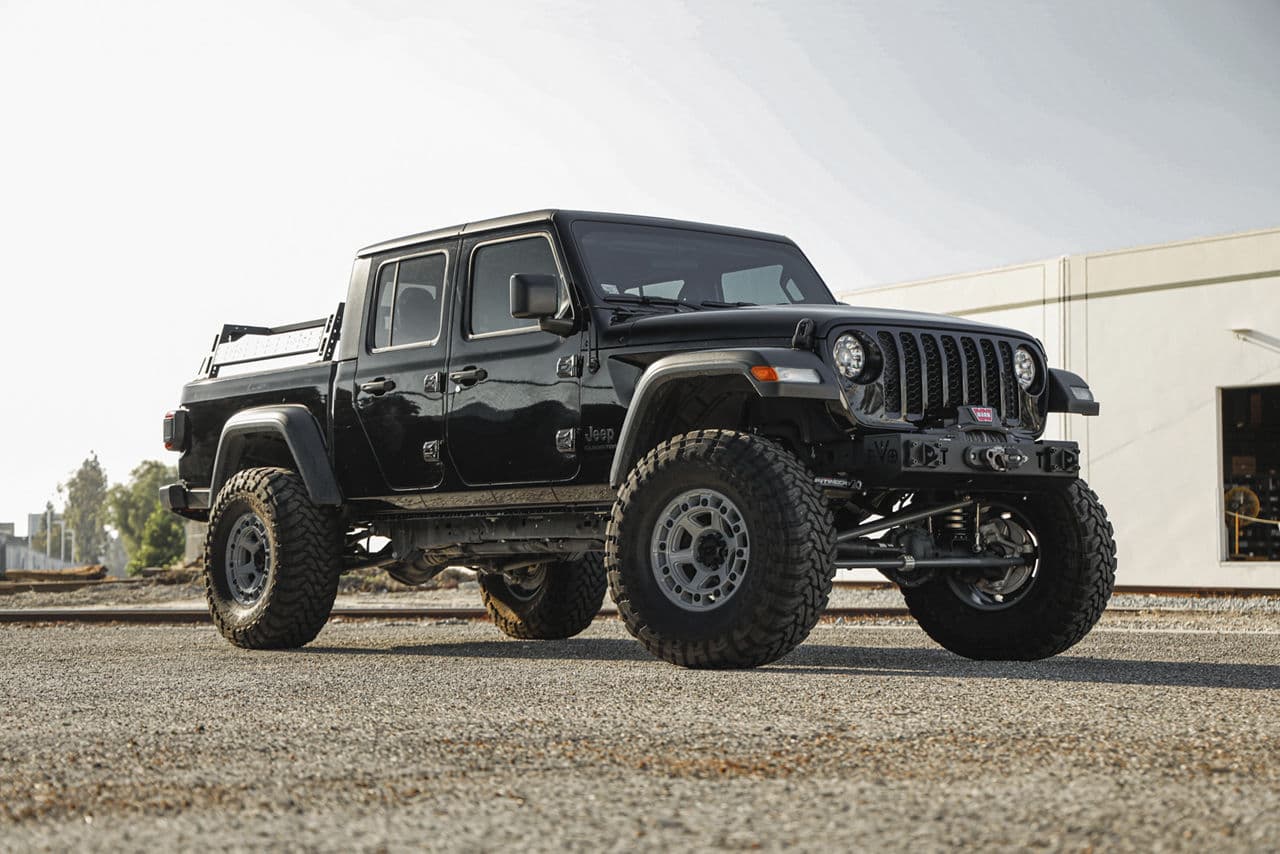 Side profile of 2020 Jeep Gladiator with wheels