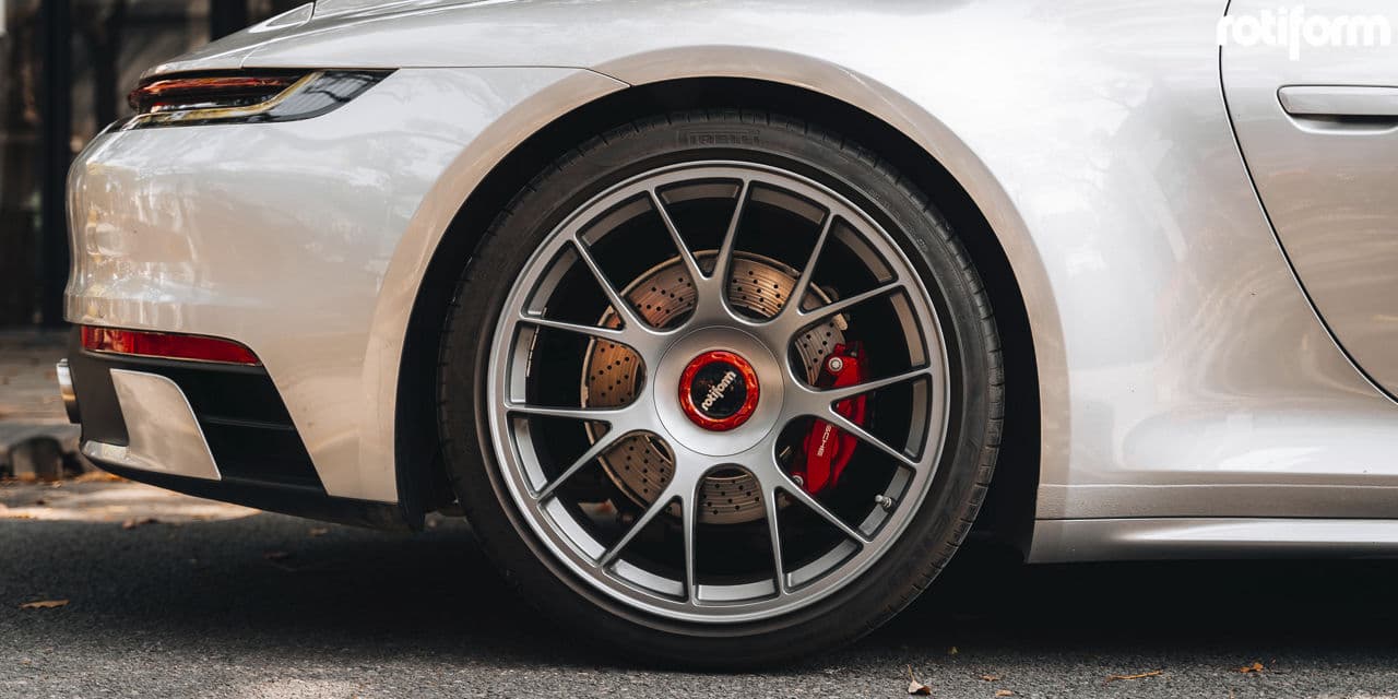 Side profile of 2020 Porsche 911 with wheels
