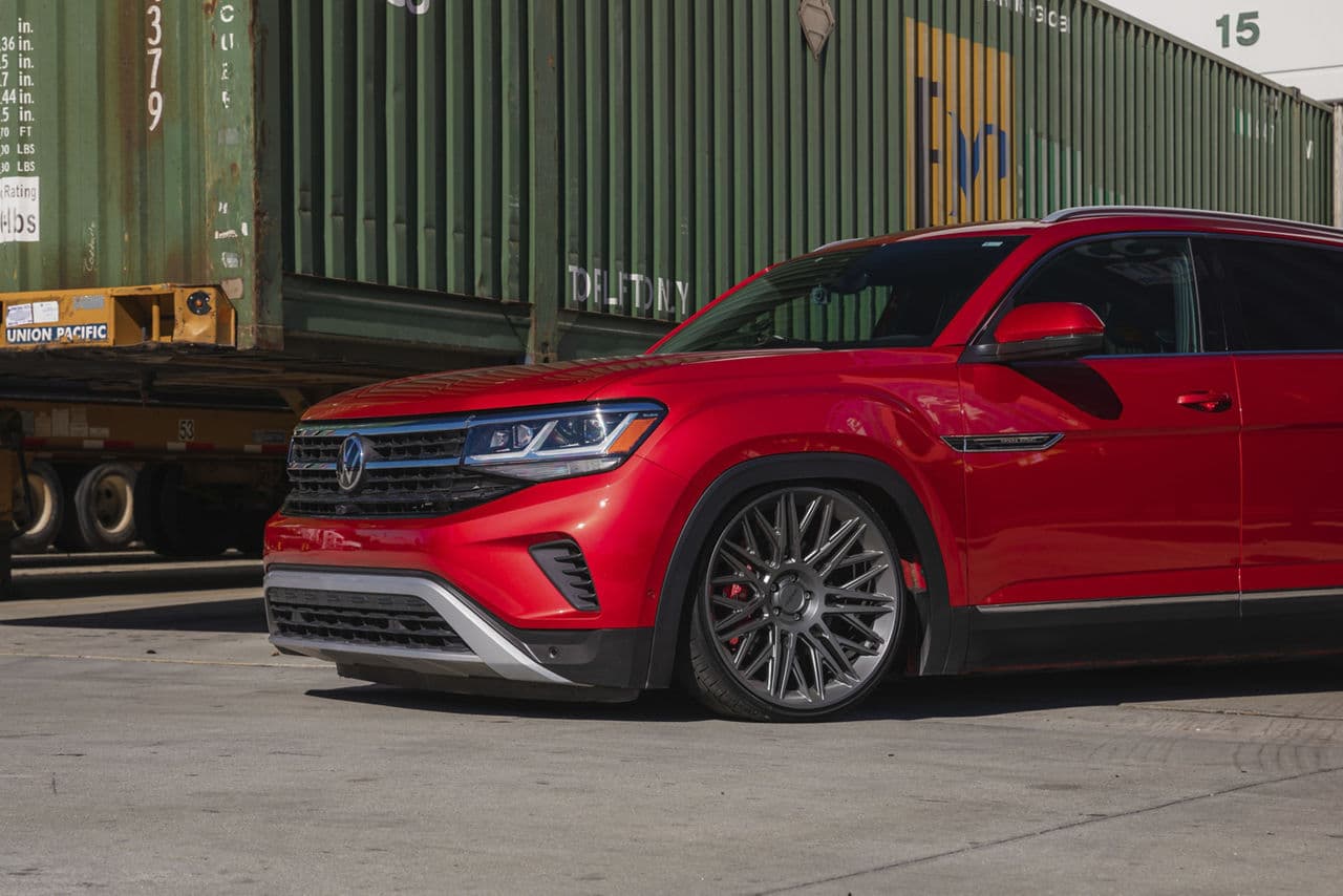 Detail view of 2020 Volkswagen Atlas Cross Sport with wheels