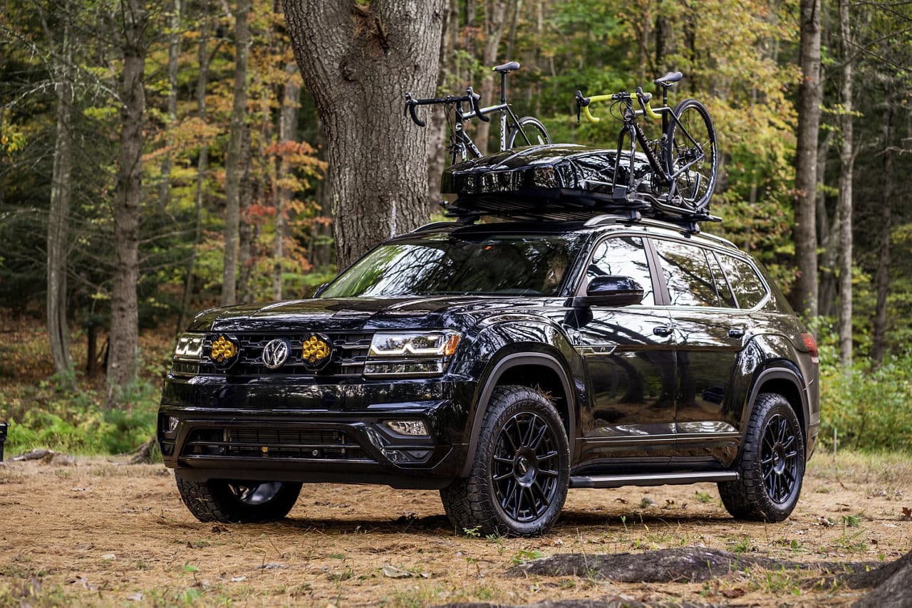 Front view of 2020 Volkswagen Atlas with wheels
