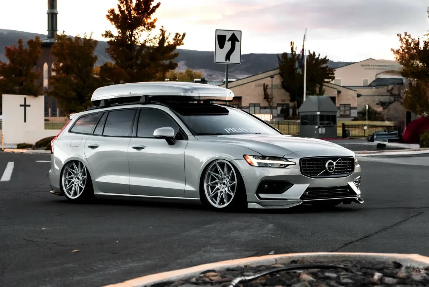 2020 Volvo V60 — wheels, interior