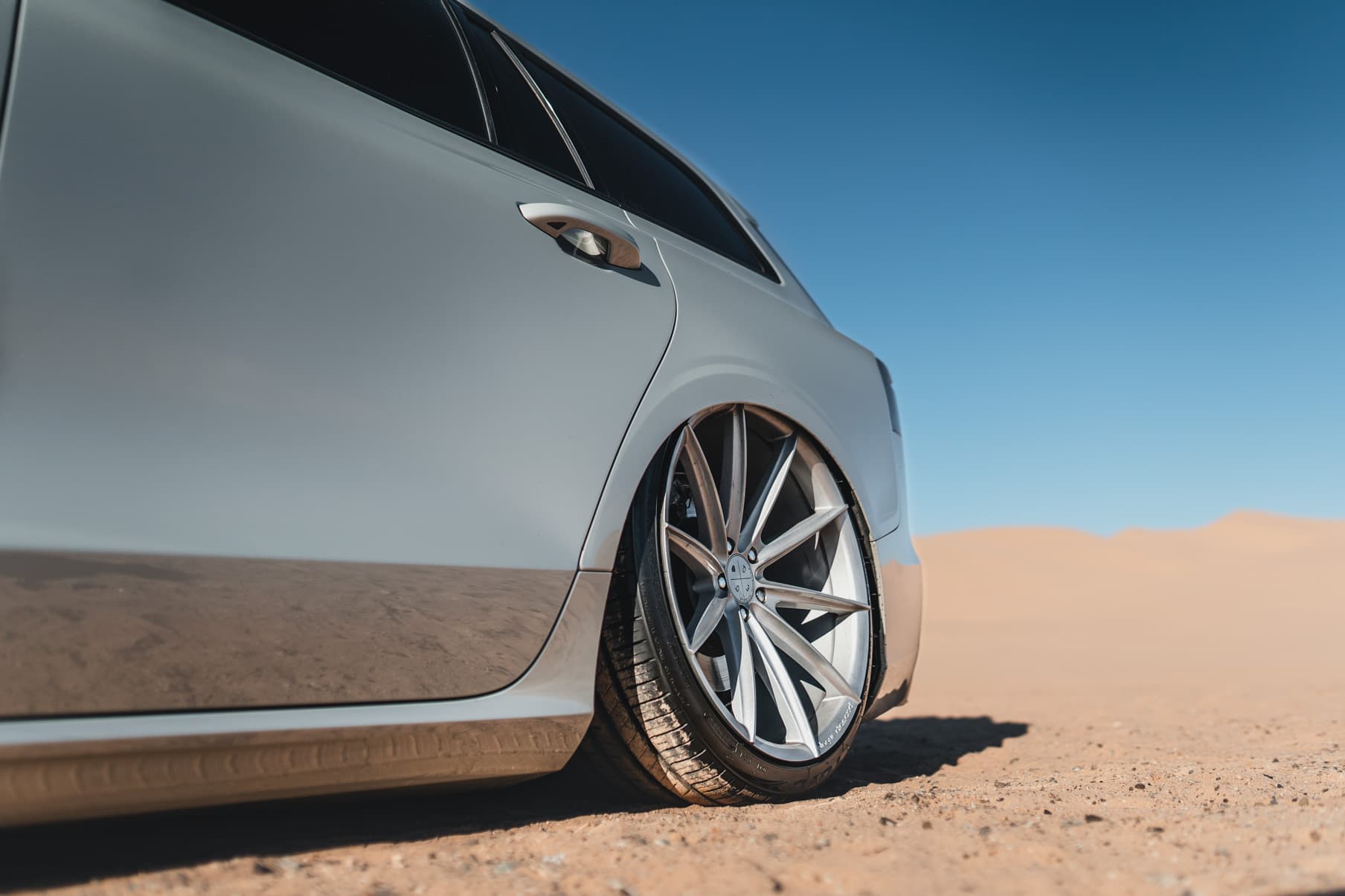 2020 Volvo V60 — wheels, interior