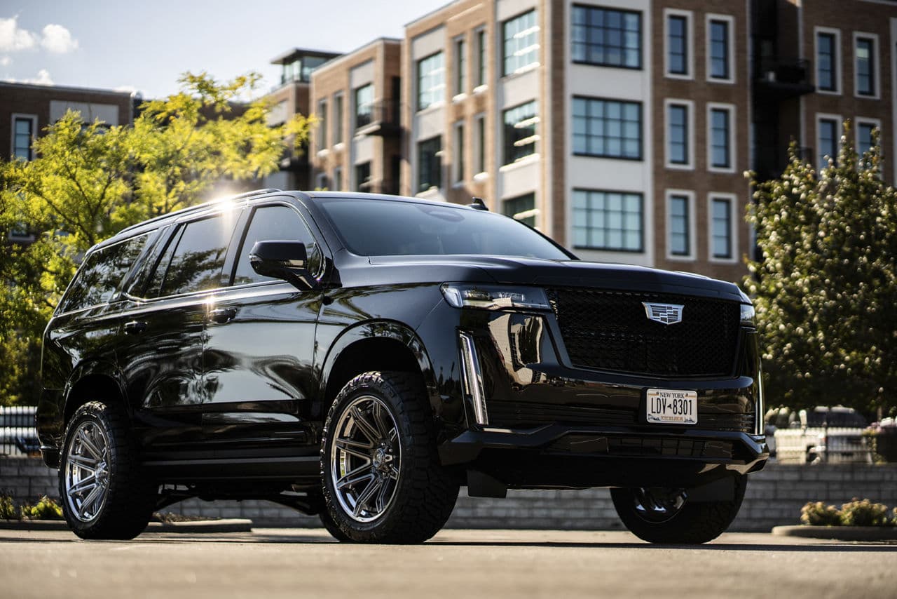 Side profile of 2021 Cadillac Escalade with wheels