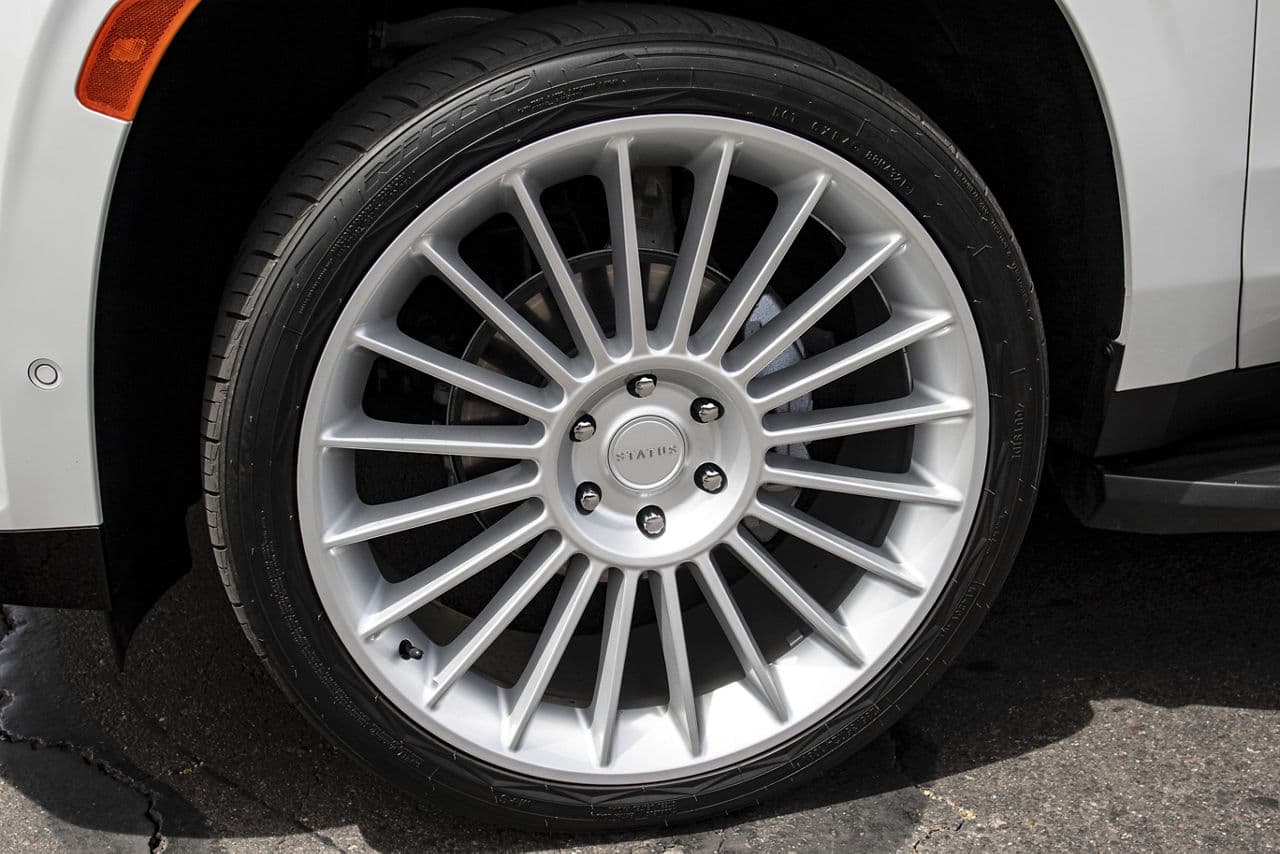 Side profile of 2021 Cadillac Escalade with wheels
