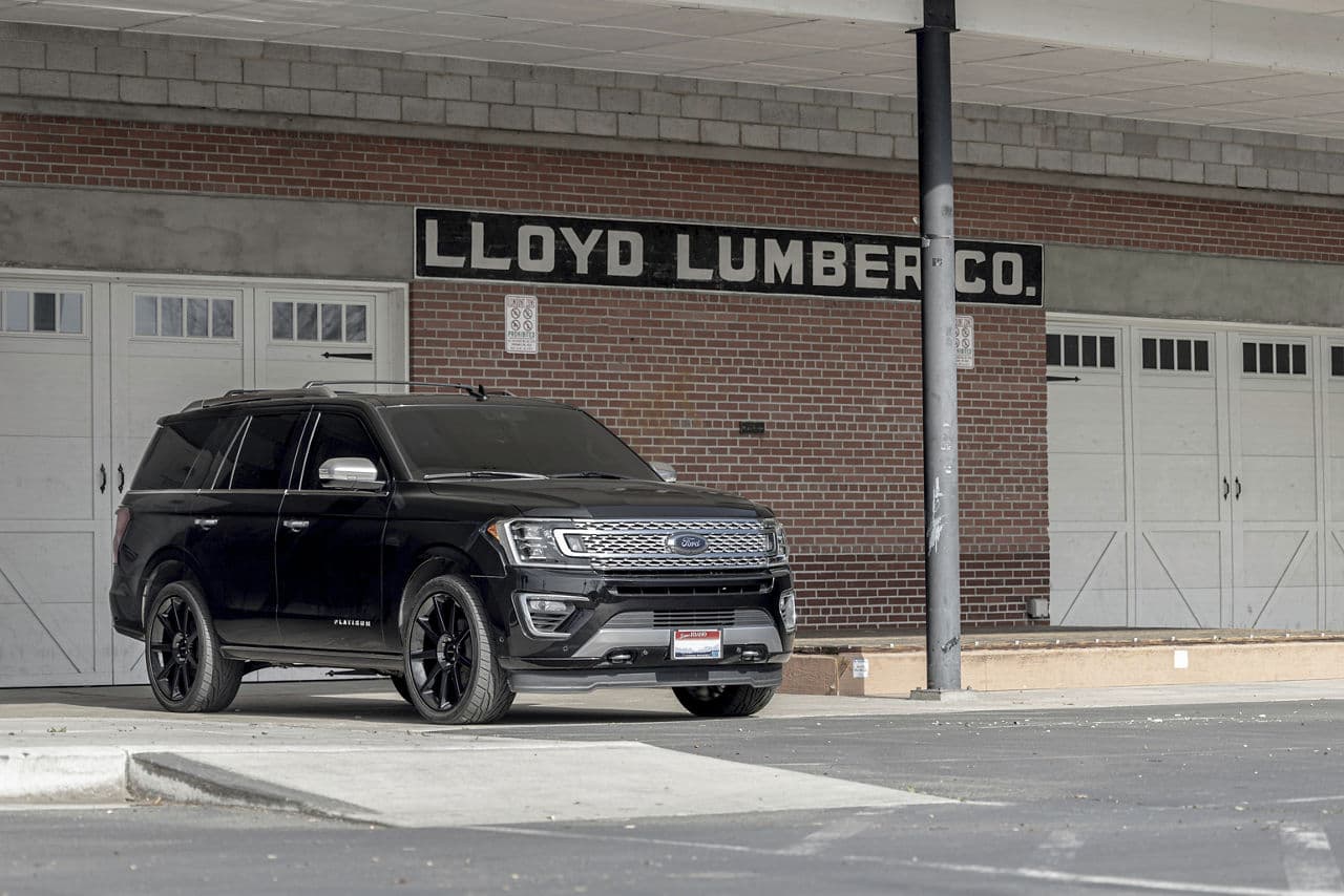 Front view of 2021 Ford Expedition with wheels